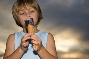criança comendo sorvete
