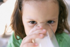 criança bebendo leite