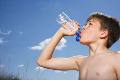 criança bebendo água